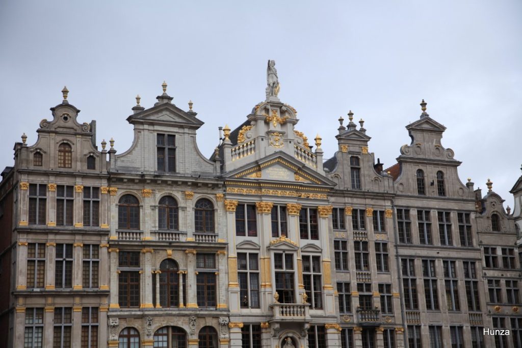 Façades des maisons des guildes sur la Grand-Place de Bruxelles en Belgique
