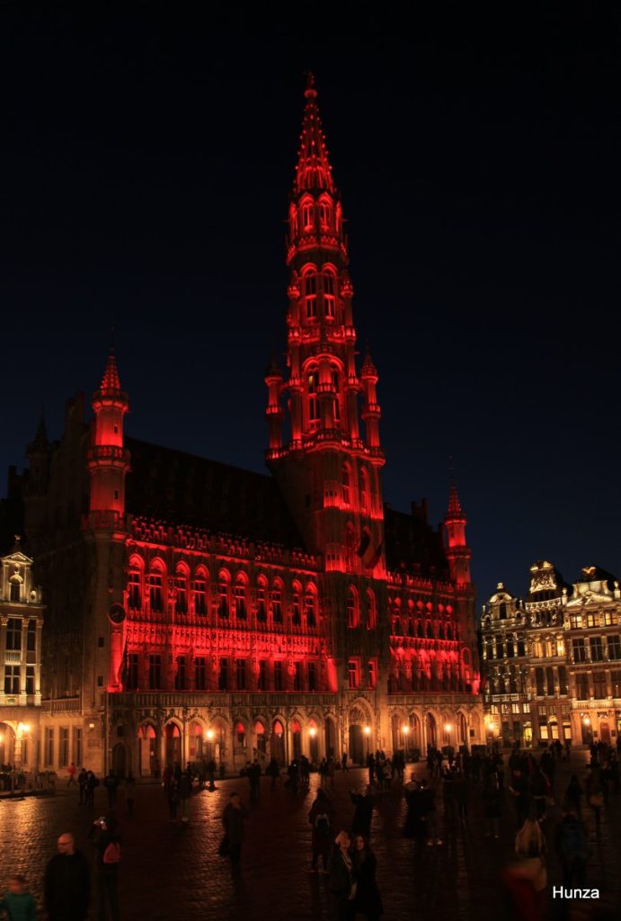 Hôtel de Ville sur la Grand-Place  illuminée la nuit à Bruxelles