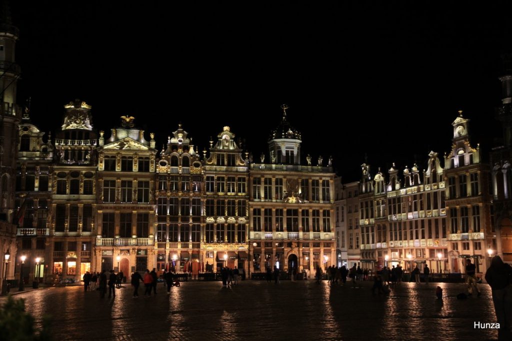 Vue nocturne de la Grand-Place de Bruxelles avec bâtiments historiques éclairés
