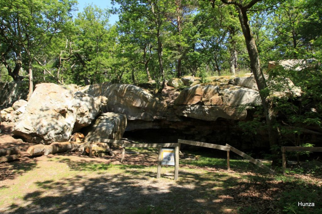 Grotte du Calvaire à proximité de la croix du Calvaire, le long du sentier n°2  Denecourt et Colinet