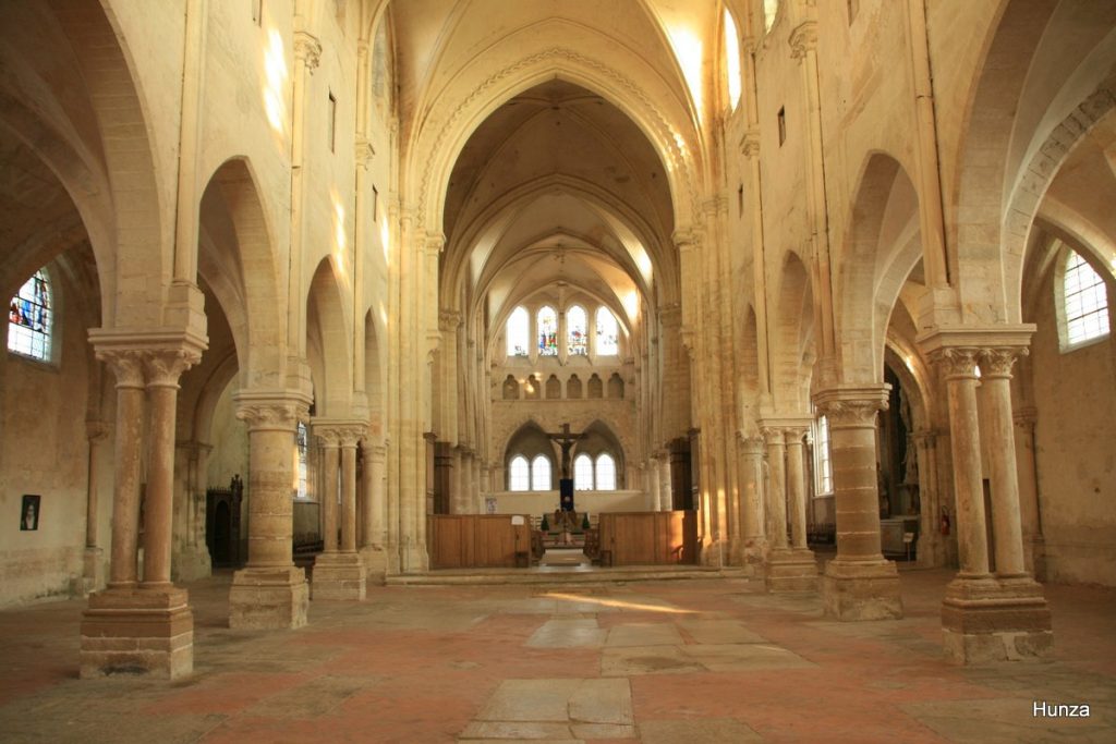 Vue intérieure de la collégiale Saint-Martin de Champeaux