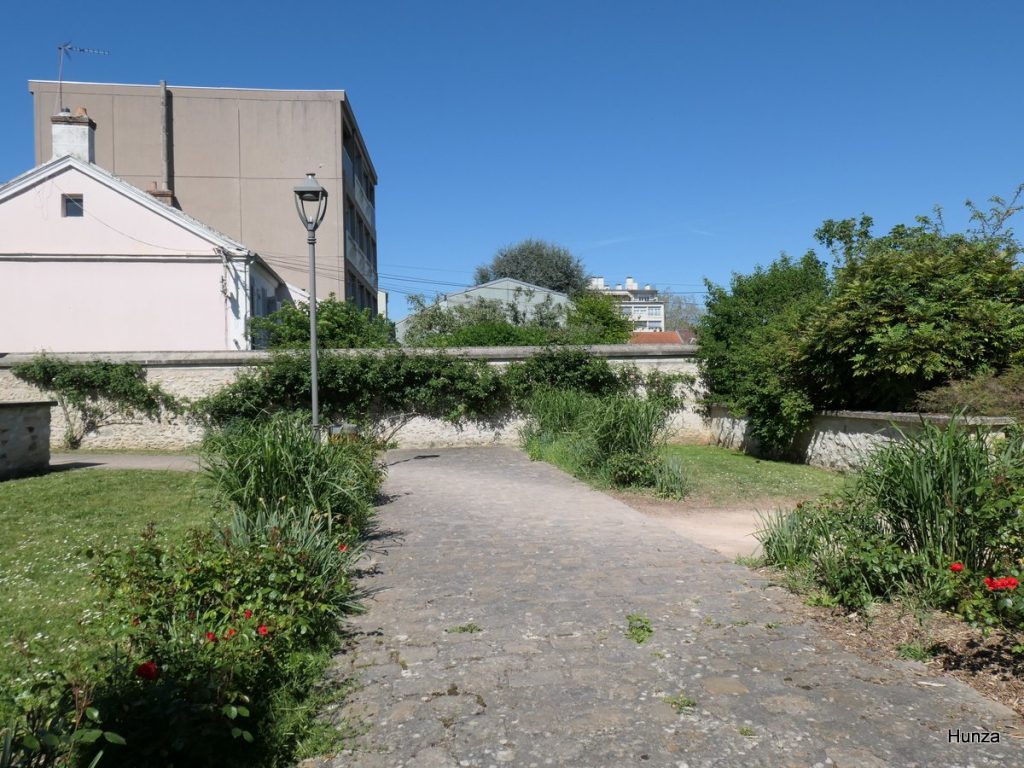 Jardin romain de Melun avec vestiges de la voie antique