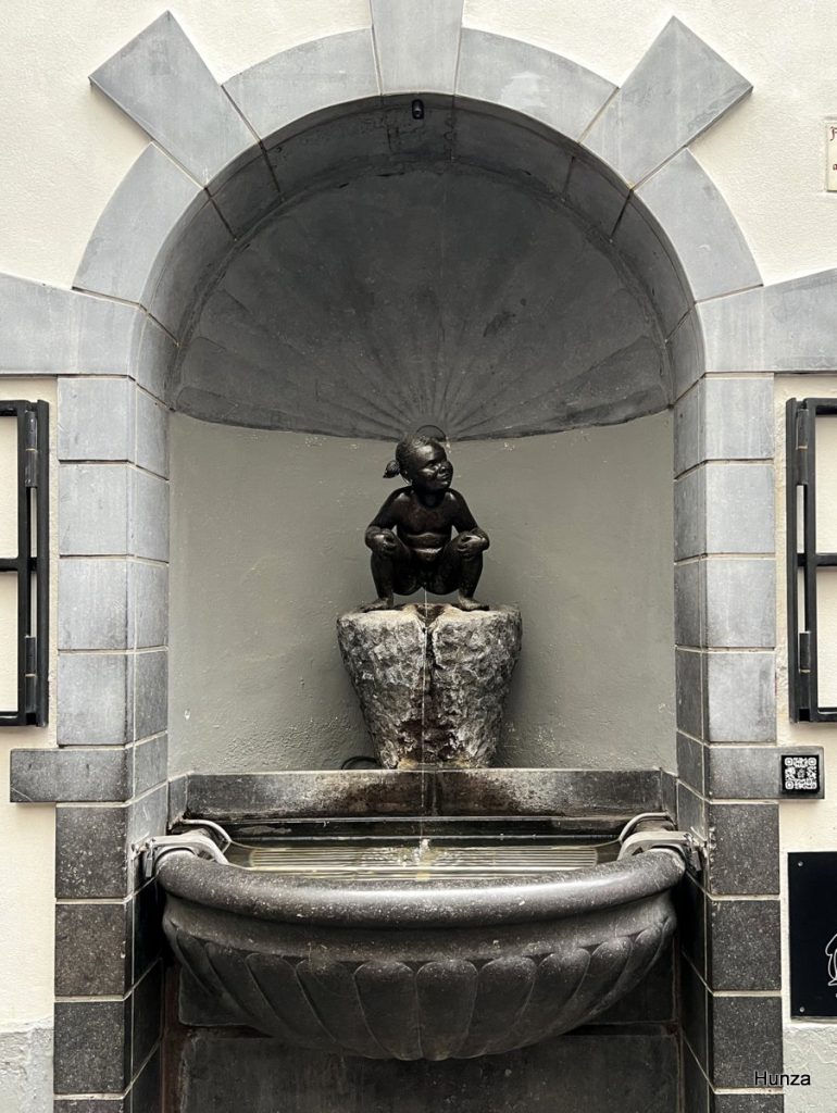 Statue de Jeanneke Pis dans une ruelle du centre historique de Bruxelles