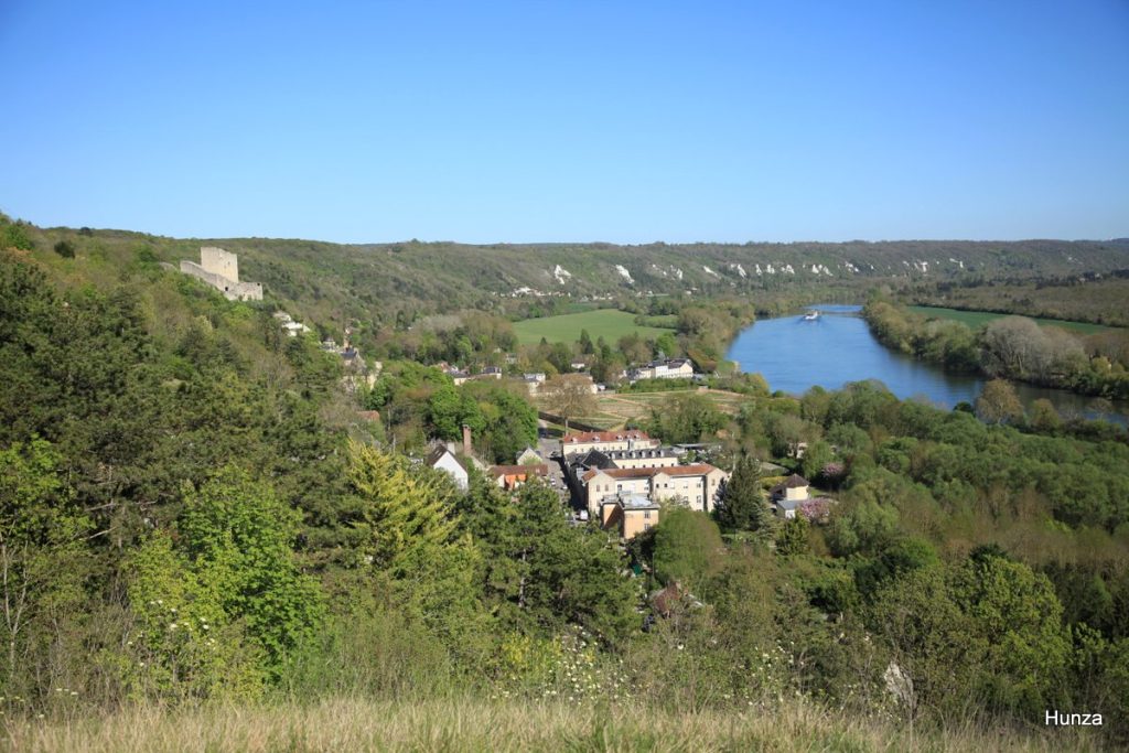 Point de vue sur le village de La Roche-Guyon et son château
