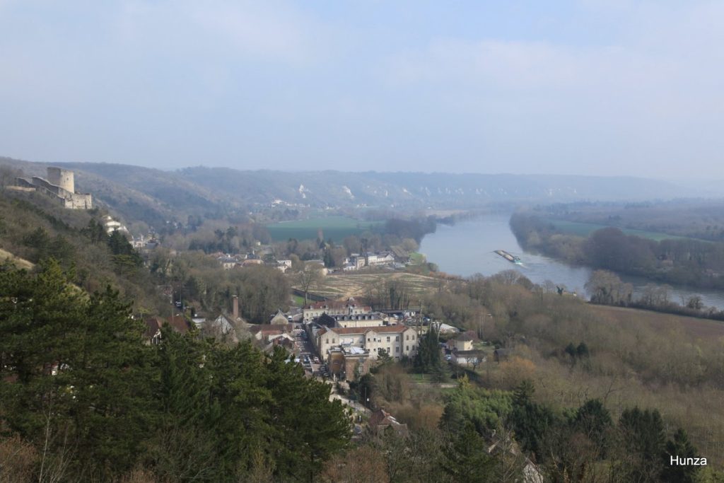 Vue sur La Roche-Guyon, la Seine et son château depuis les falaises du Vexin sur le GR2
