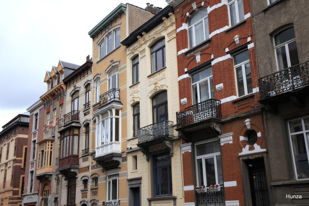 Façades de maisons typiques dans la rue Philippe Le Bon à Bruxelles avec balcons et architecture traditionnelle