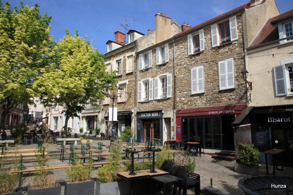Place Jacques Amyot et ses maisons en pierre à Melun