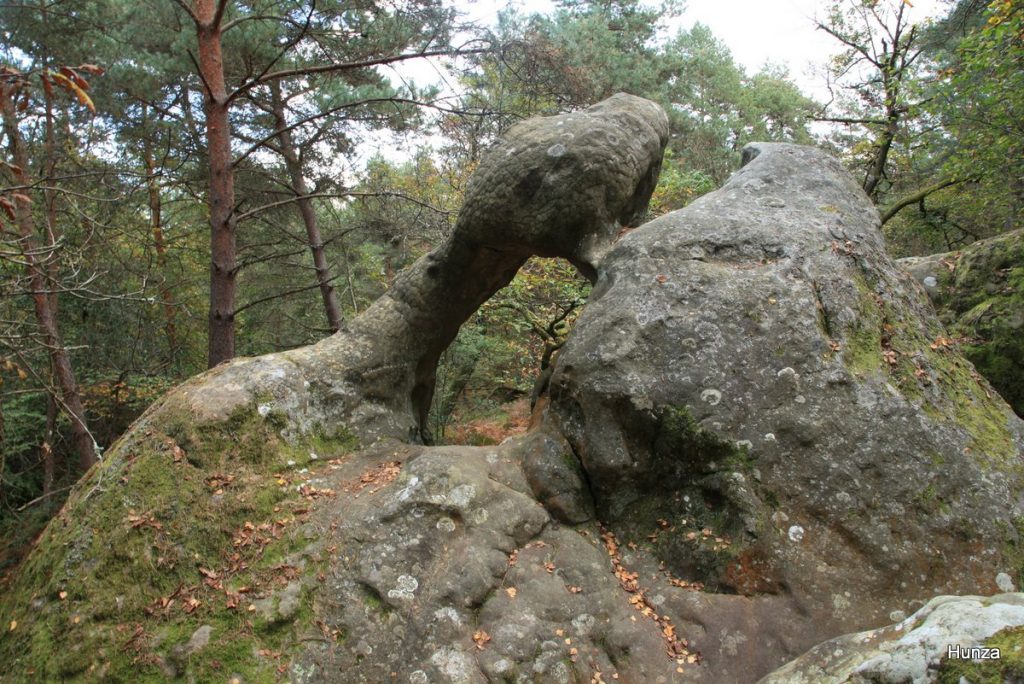 Rocher du miroir magique avec trou naturel en forêt de Fontainebleau