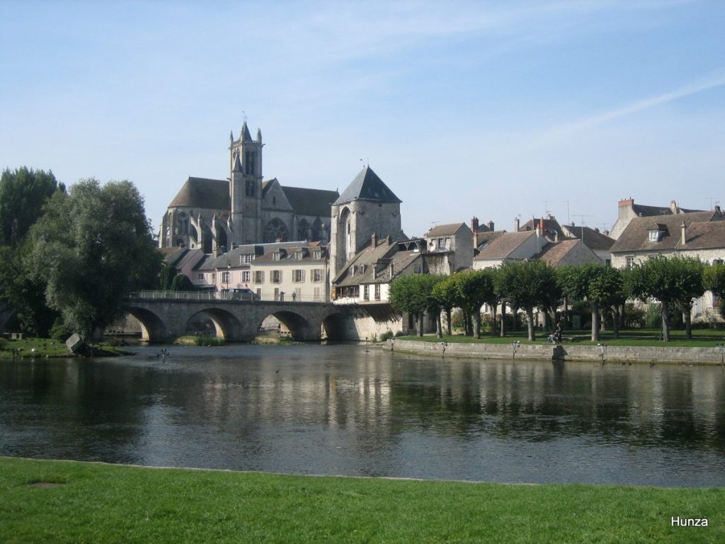 le cœur médiéval de Moret-sur-Loing vu depuis la plage