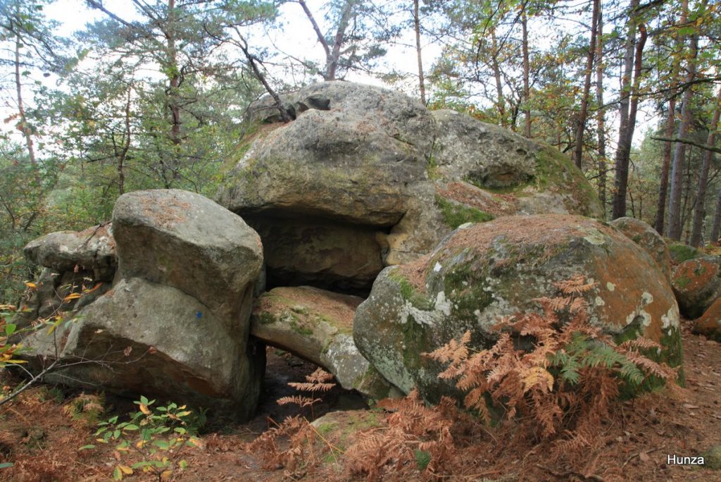 Passage des Farfadets sous un bloc rocheux en forêt de Fontainebleau