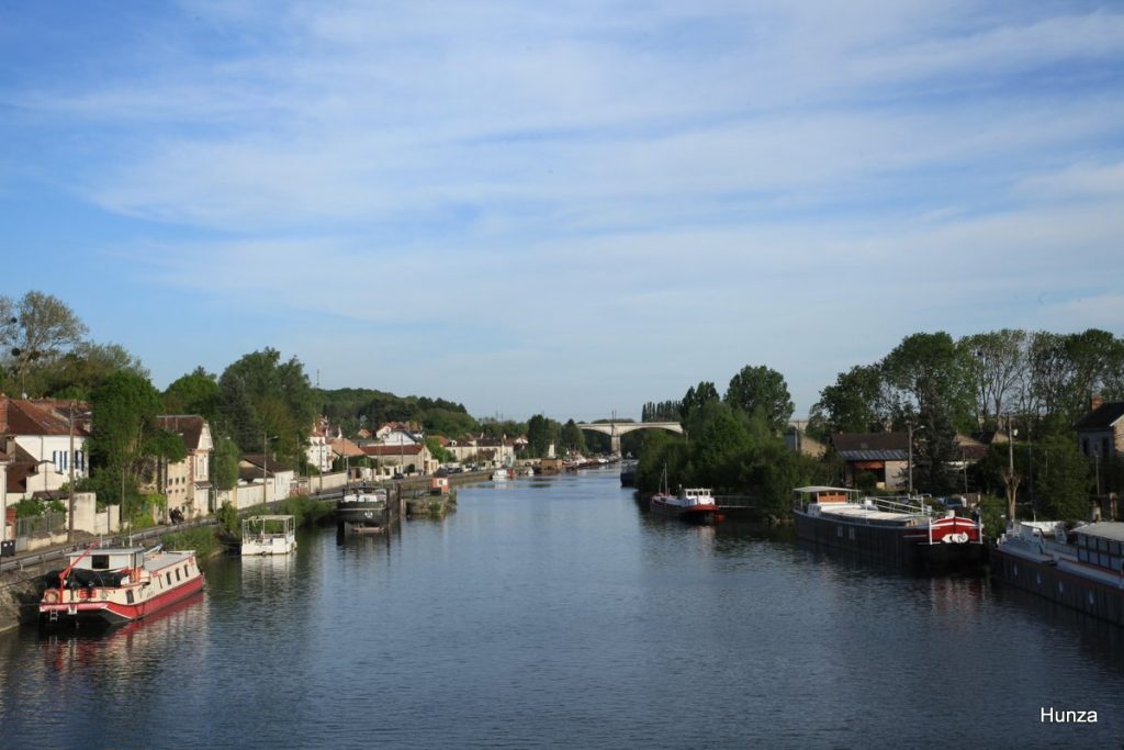Vue du Loing à Saint-Mammès avec péniches et quais en Seine-et-Marne