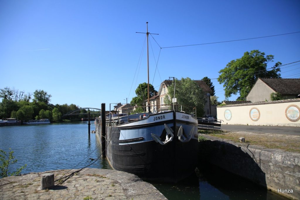 Péniche "Le Jonor" amarrée quai du Loing à Saint-Mammès