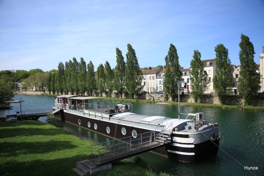 Péniche amarrée sur les bords de Seine à Melun 