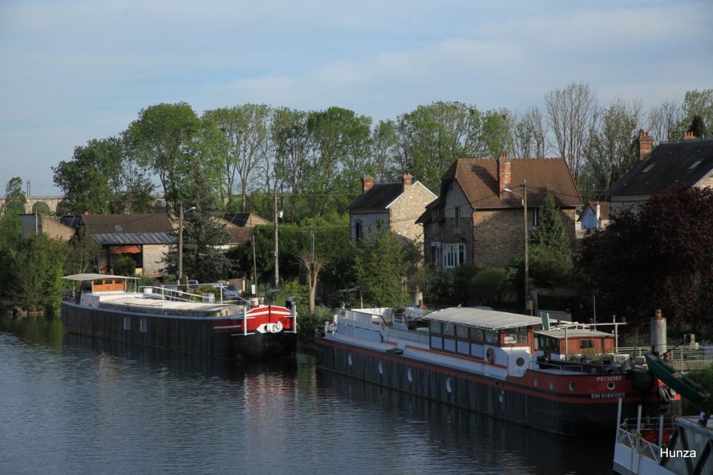 Péniches amarrées le long du Loing côté Moret-sur-Loing