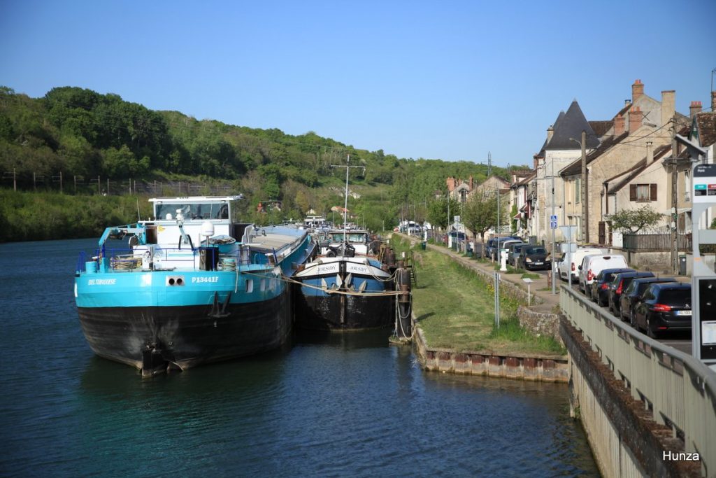 Péniches amarrées le long de la promenade Sysley à Saint-Mammès vues du pont