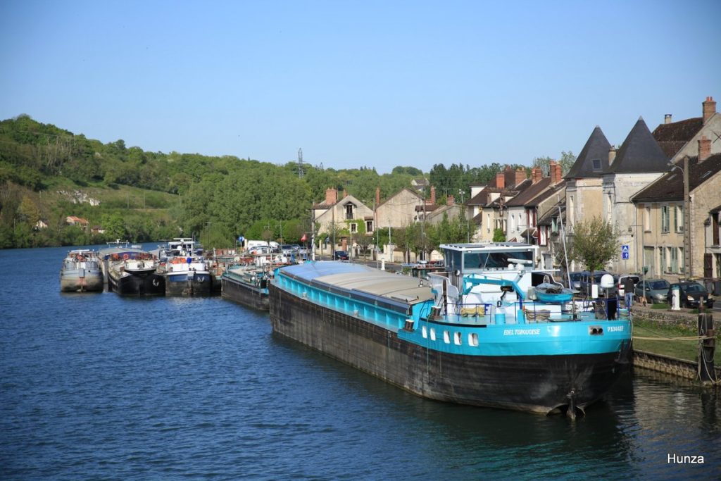 Péniches amarrées le long du Quai de la Croix Blanche à Saint-Mammès