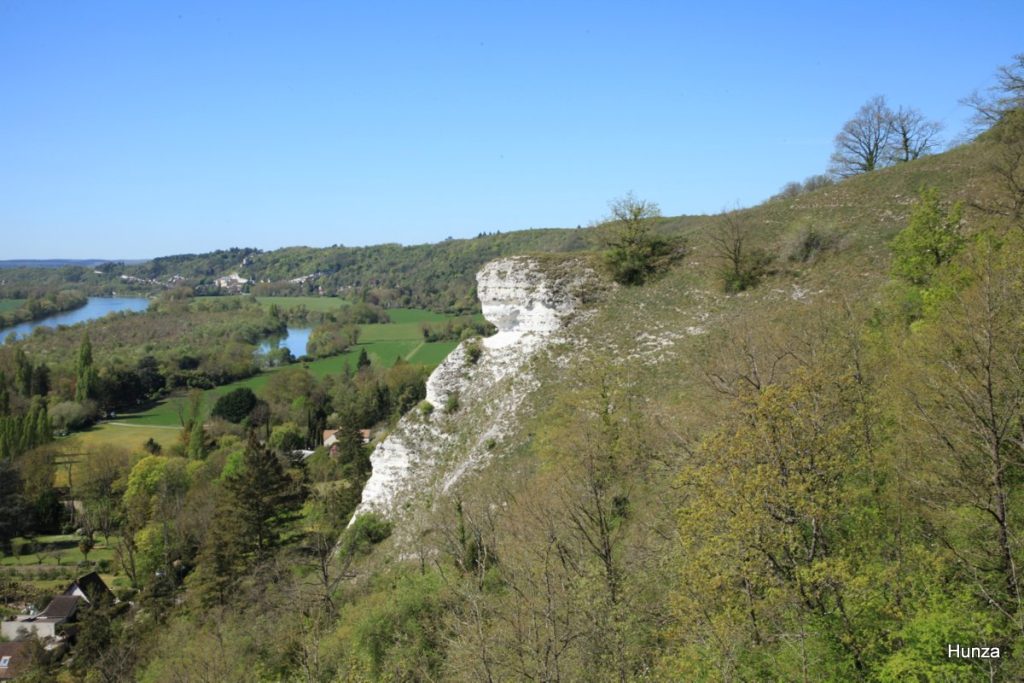 Pinacle de craie du hameau de Chantemesle à Haute-Isle dominant la vallée de la Seine sur le GR2 entre Mantes-la-Jolie et Giverny