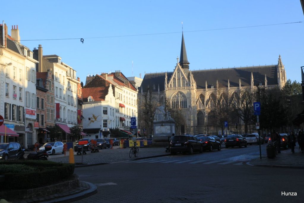 Place du Grand-Sablon et église Notre-Dame à Bruxelles