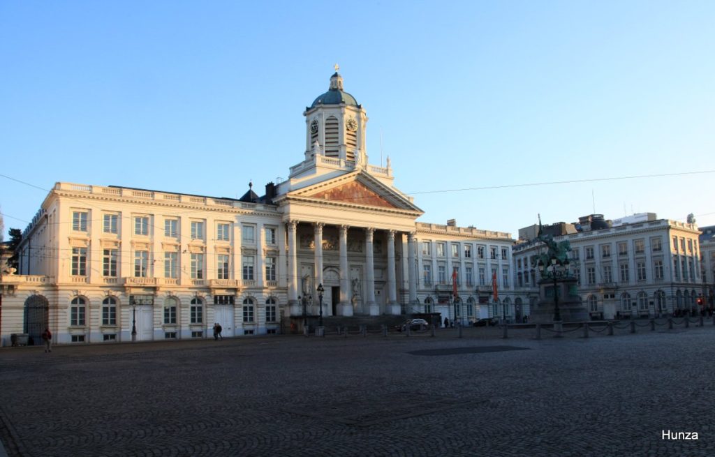 Lumière du soir sur la place royale et église Saint-Jacques-sur-Coudenberg à Bruxelles
