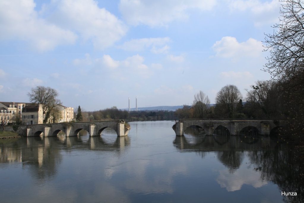 Vieux pont médiéval de Limay sur la Seine près de Mantes-la-Jolie