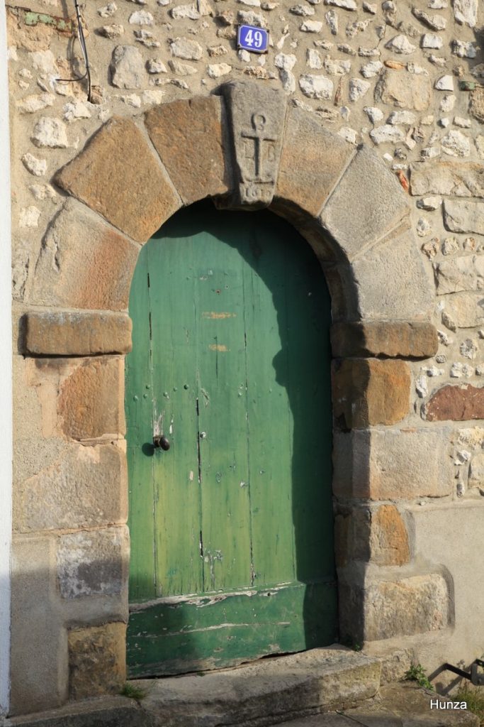 Porte ornée d’une ancre datée de 1610    donnant sur le Quai de Seine à Saint-Mammès