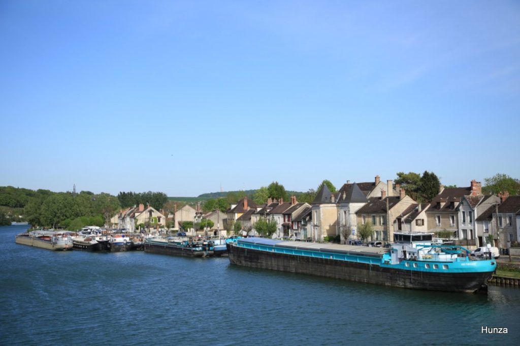 Péniches amarrées le long du quai de la Croix Blanche à Saint-Mammès vues du pont