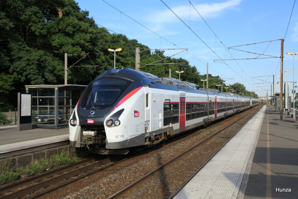 Train Intercités Régiolis vers Troyes passe en gare d’Émerainville - Pontault-Combault
