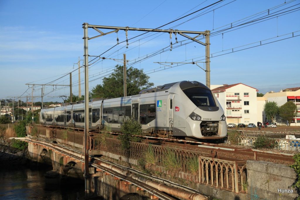 TER Régiolis franchissant la Nivelle entre Dax et Hendaye