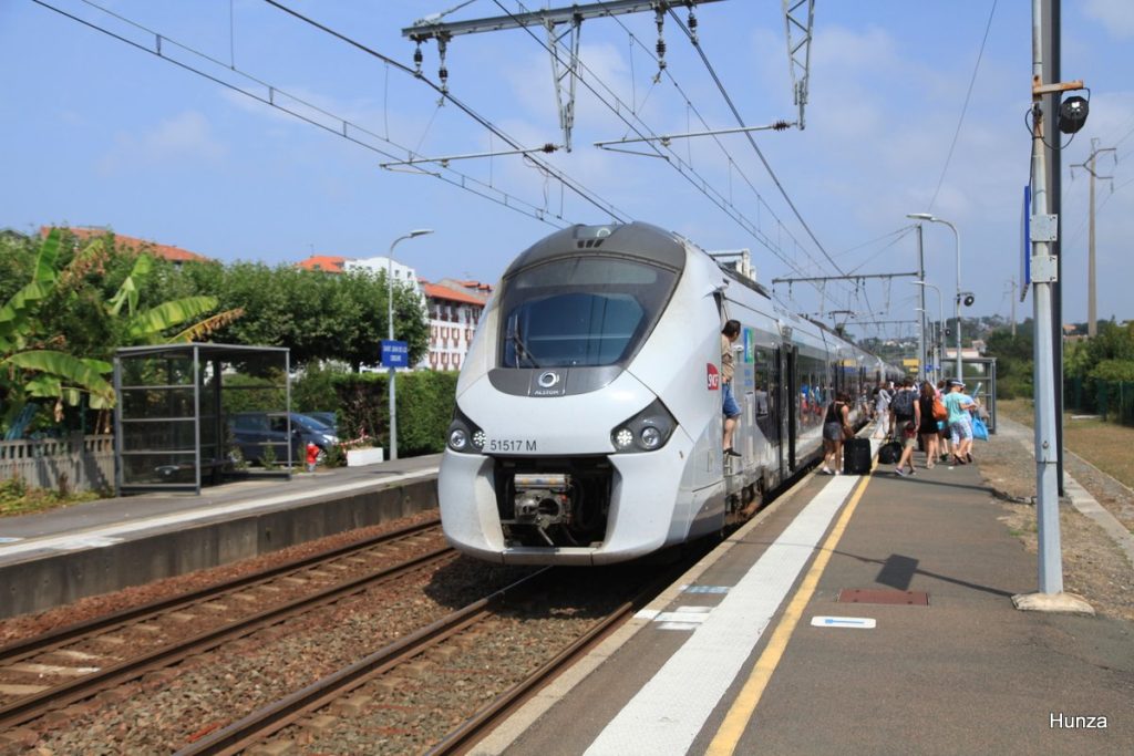 Train TER Régiolis desservant la gare de Saint-Jean-de-Luz
