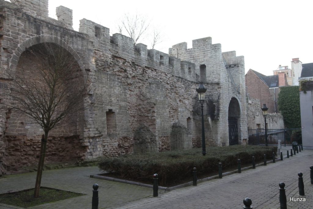 Tour Saint-Jacques et courtine Villers qui sont des vestiges des remparts de Bruxelles 