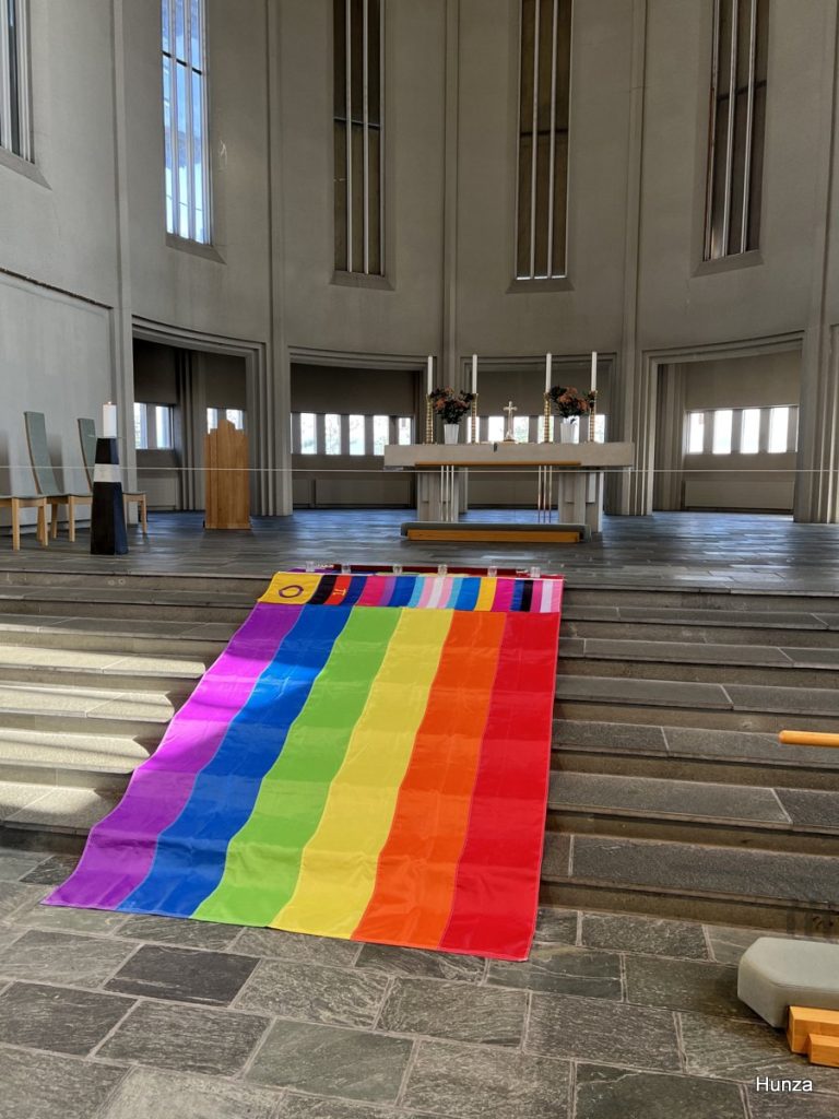 Drapeau LGBT dans le chœur de Hallgrímskirkja à Reykjavik