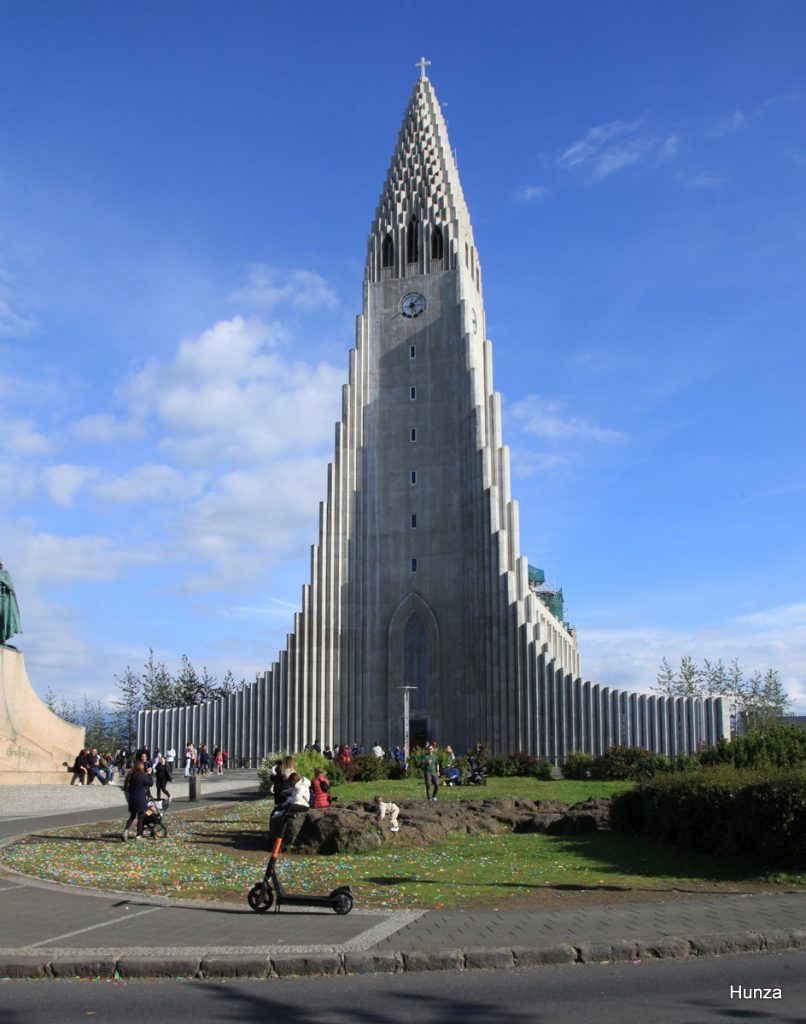Église Hallgrímskirkja à Reykjavik architecture en béton inspirée du basalte