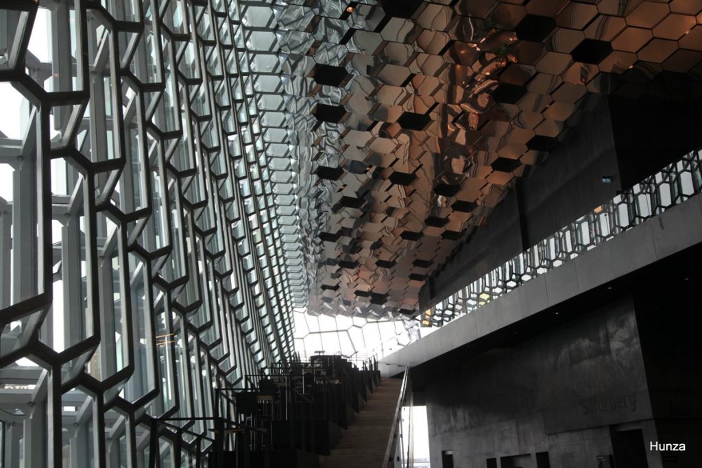 Intérieur de la Harpa à Reykjavik, architecture moderne en verre