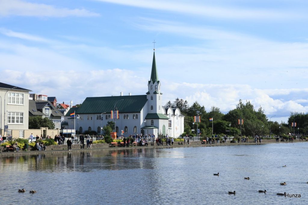 Reykjavik, le lac Tjörnin et l'église luthérienne "Fríkirkjan"