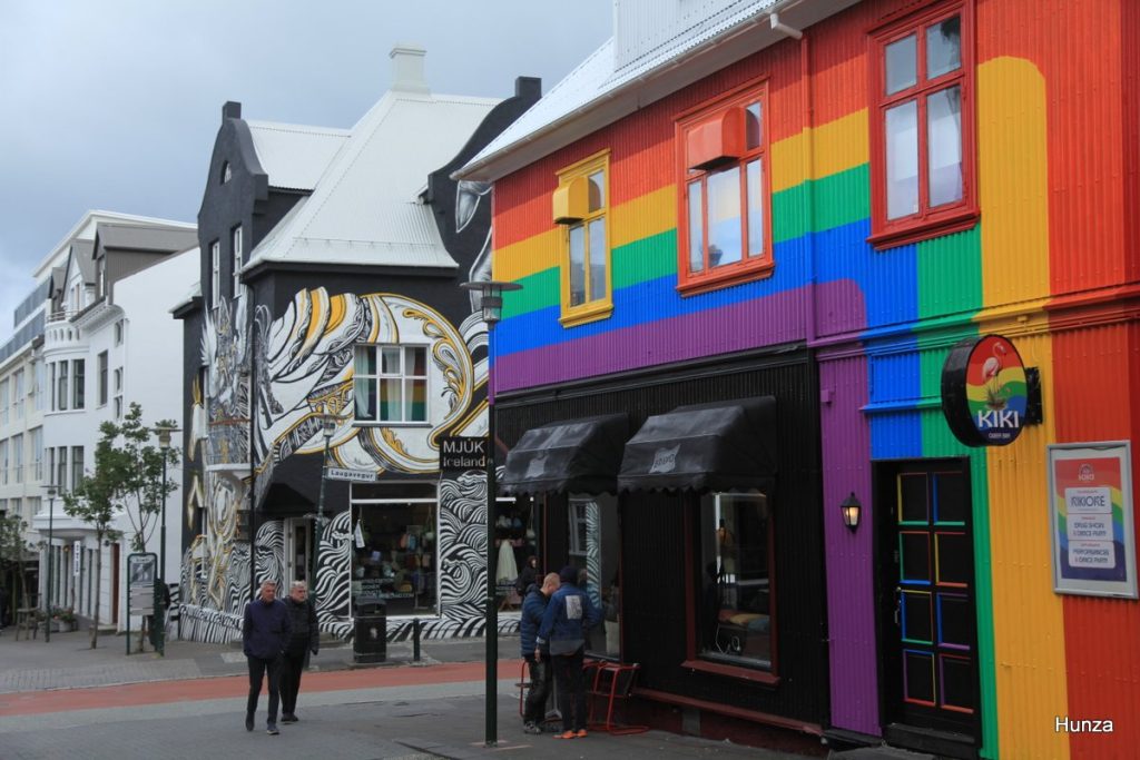 Maisons colorées dans la rue Laugavedur à Reykjavik