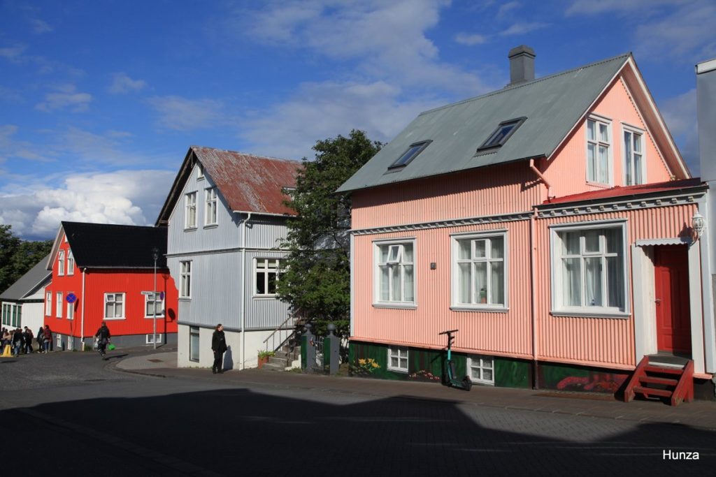 Maisons typiques colorées dans la rue Frakkastígur à Reykjavik
