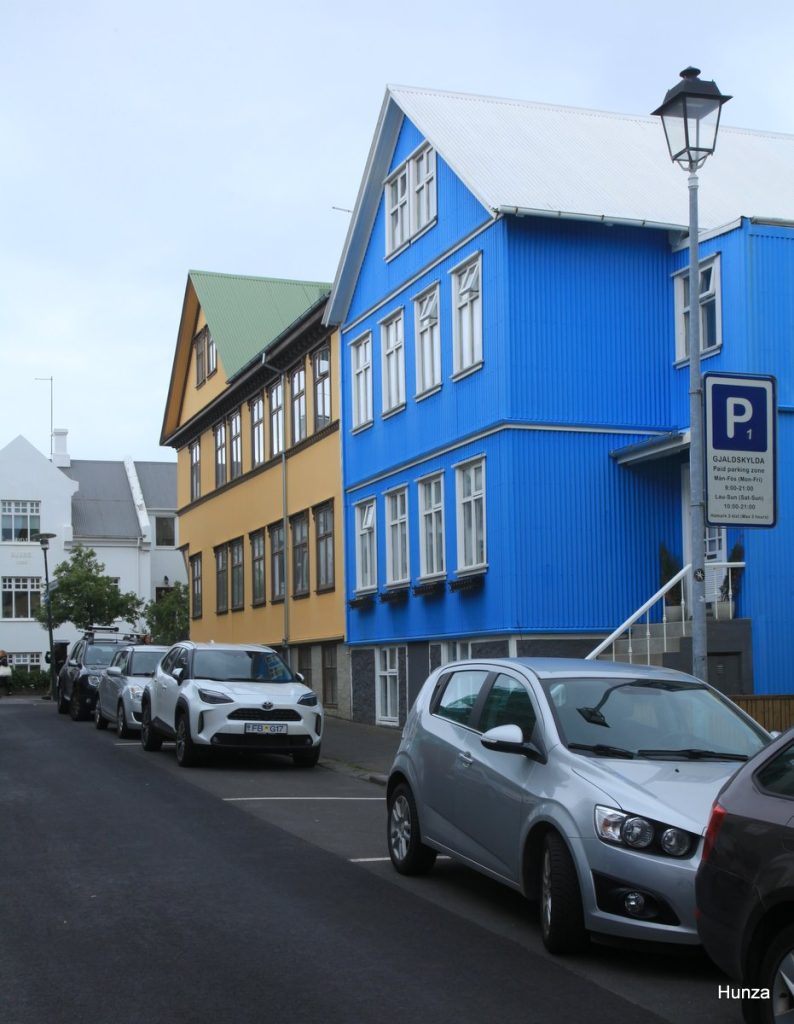 Maisons typiques colorées dans la rue Karastigur à Reykjavik