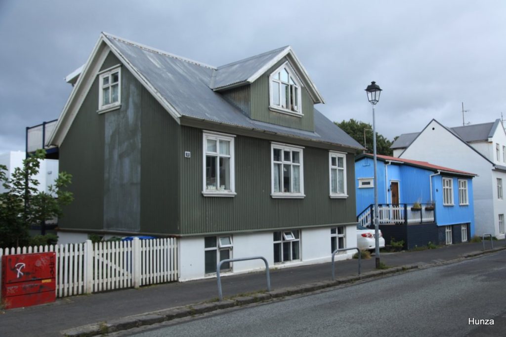 Maisons colorées typiques dans la rue Grettisgata à Reykjavik en Islande