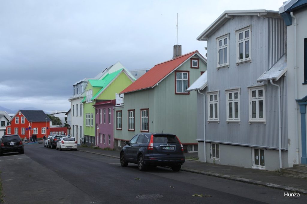 Maisons colorées typiques dans la rue Karastigur à Reykjavik en Islande