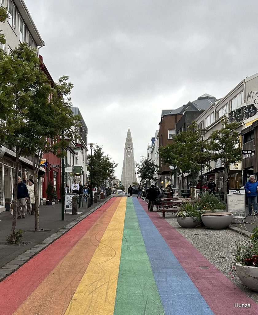 Rue Skólavörðustígur avec arc-en-ciel menant à Hallgrímskirkja à Reykjavik
