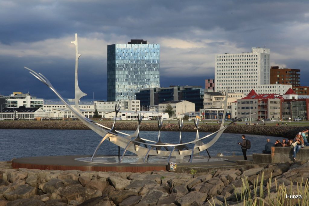 Sculpture Sólfar Sun Voyager sur le front de mer de Reykjavik en Islande