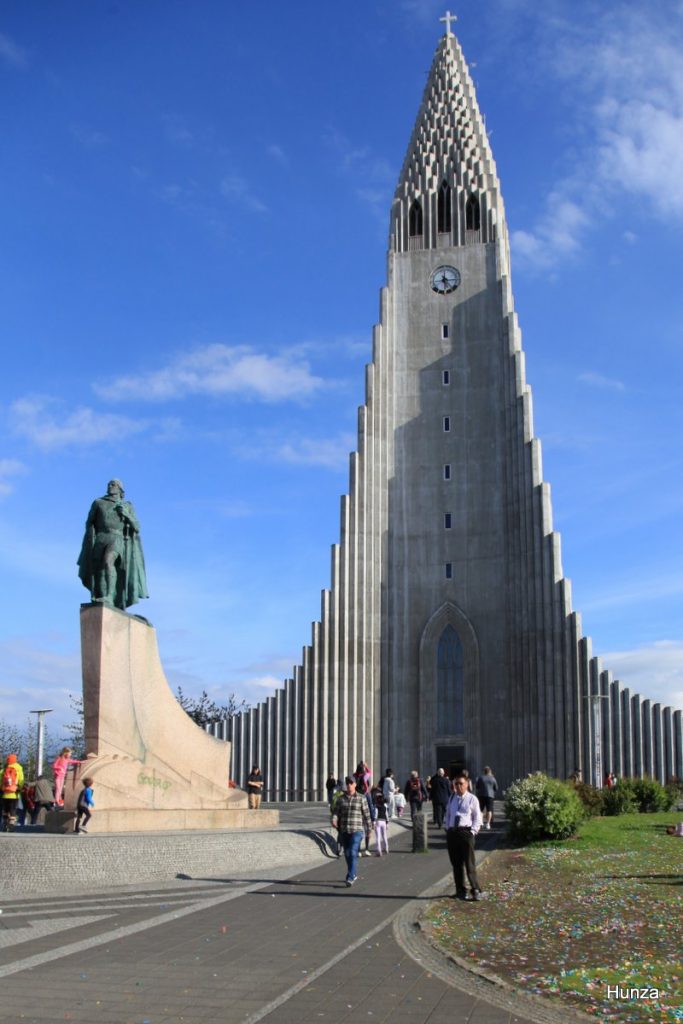Statue de Leif Erikson explorateur viking devant Hallgrímskirkja à Reykjavik