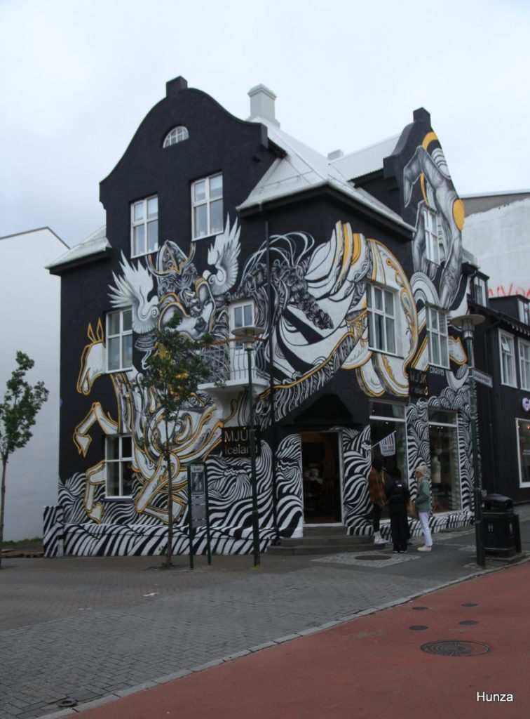Maison recouverte de street art dans une rue du centre de Reykjavik