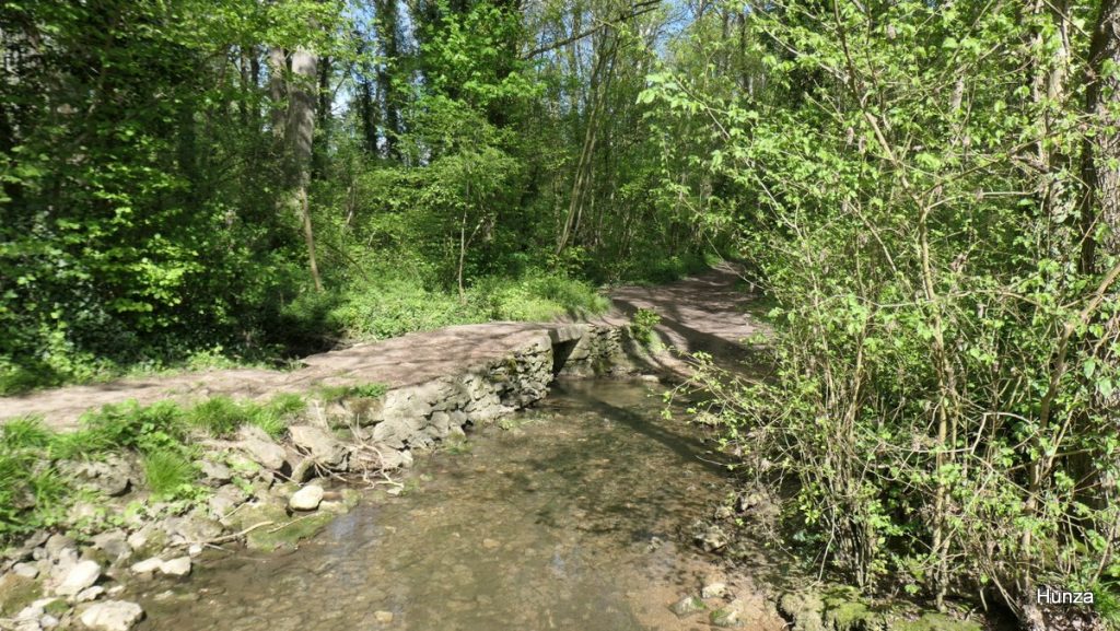 Passage du GR1 sur le rû de Bouisy en Seine-et-Marne