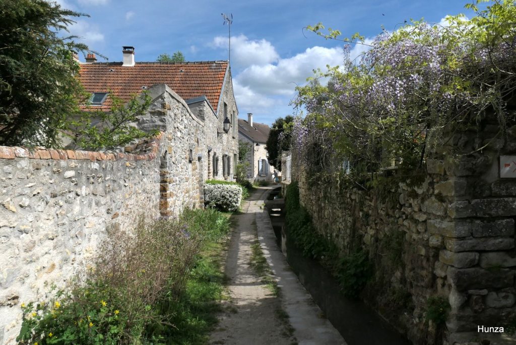 Ruelle du Ru à Maincy sous un beau soleil de printemps