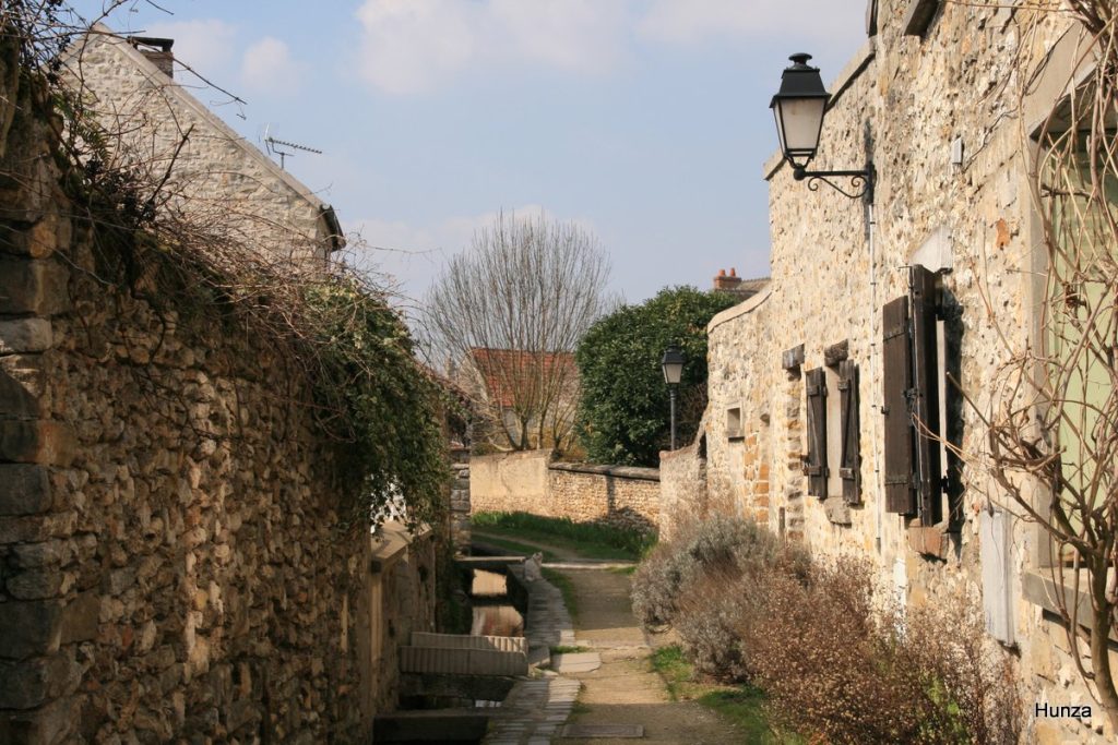 Ruelle du Ru à Maincy sur le parcours du GR1 en Brie
