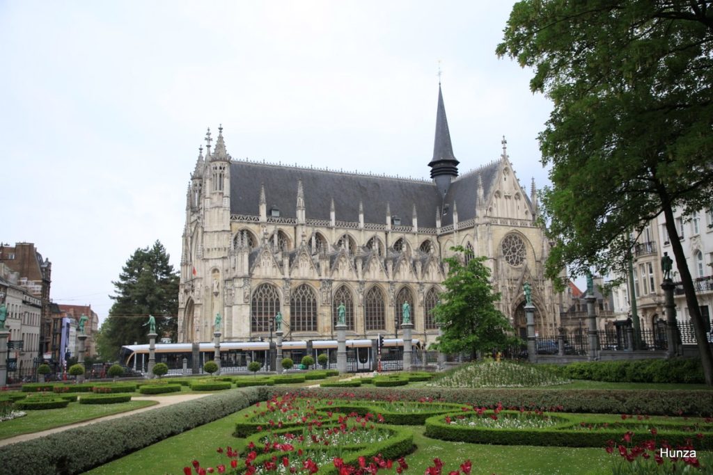 Square du Petit Sablon et église Notre-Dame du Sablon à Bruxelles