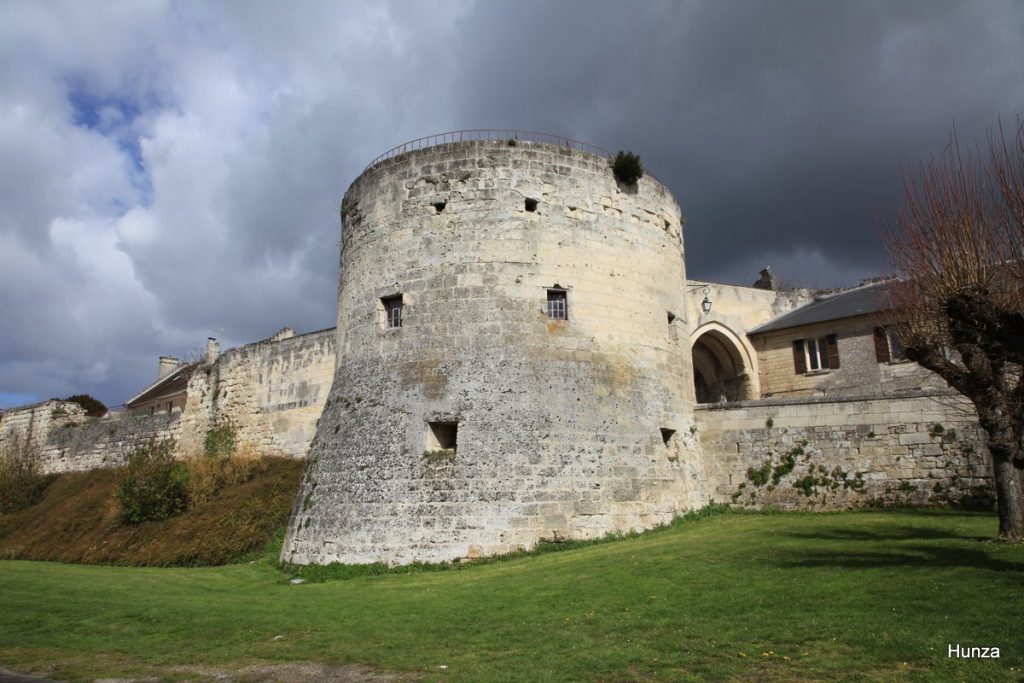 Tour du musée du château de Coucy-le-Château-Auffrique sous un ciel de giboulées dans l’Aisne