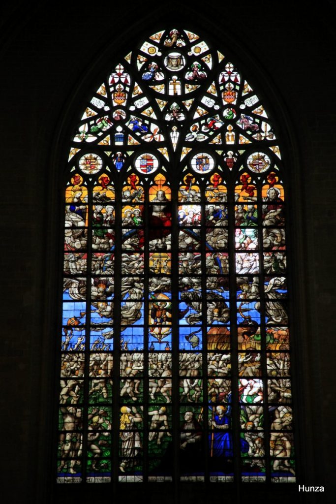 Vitrail du Jugement dernier dans la cathédrale Saints-Michel-et-Gudule de Bruxelles