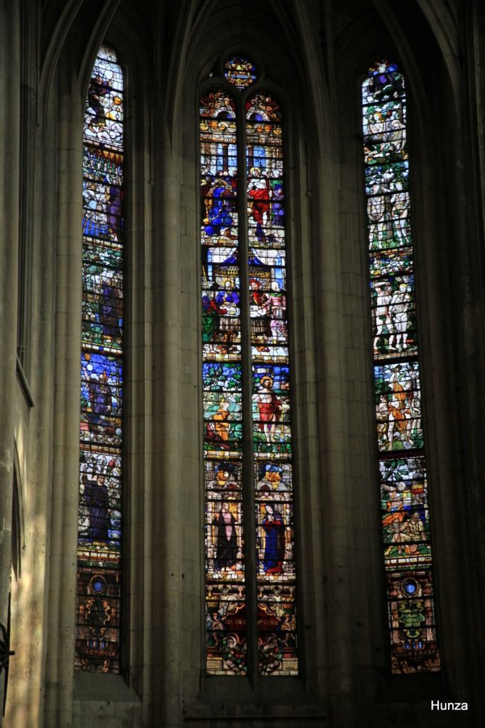 Intérieur de l’église Saint-Aspais de Melun avec ses vitraux du 16e siècle 